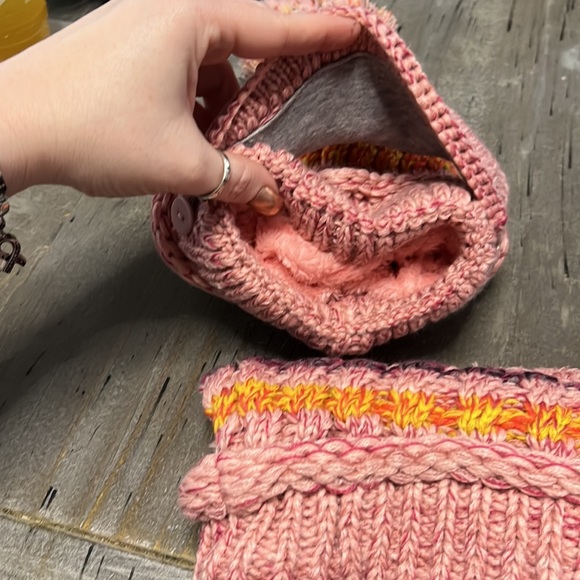 Snow beanie cap with mask /pom-Pom top and matching neck warmer - Picture 3 of 5